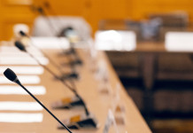 Martedì riunione delle commissioni sulla riforma della legge sulla caccia Martedì riunione delle commissioni sulla riforma della legge sulla caccia - tavolo riunione con microfoni