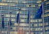 Per la cabina di regia la lettera della Commissione europea è «uno sgarbo istituzionale» Per la cabina di regia la lettera della Commissione europea sulla riforma della legge 157/92 è «uno sgarbo istituzionale» - bandiere davanti a palazzo Berlaymont, sede della Commissione europea
