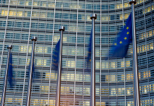 Per la cabina di regia la lettera della Commissione europea è «uno sgarbo istituzionale» Per la cabina di regia la lettera della Commissione europea sulla riforma della legge 157/92 è «uno sgarbo istituzionale» - bandiere davanti a palazzo Berlaymont, sede della Commissione europea