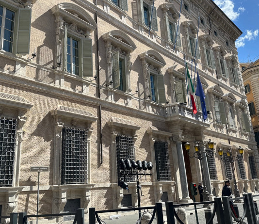 Riforma della legge sulla caccia, mercoledì il voto degli emendamenti accantonati Riforma della legge sulla caccia, mercoledì il voto degli emendamenti accantonati - facciata di Palazzo Madama, sede del Senato della Repubblica Italiana