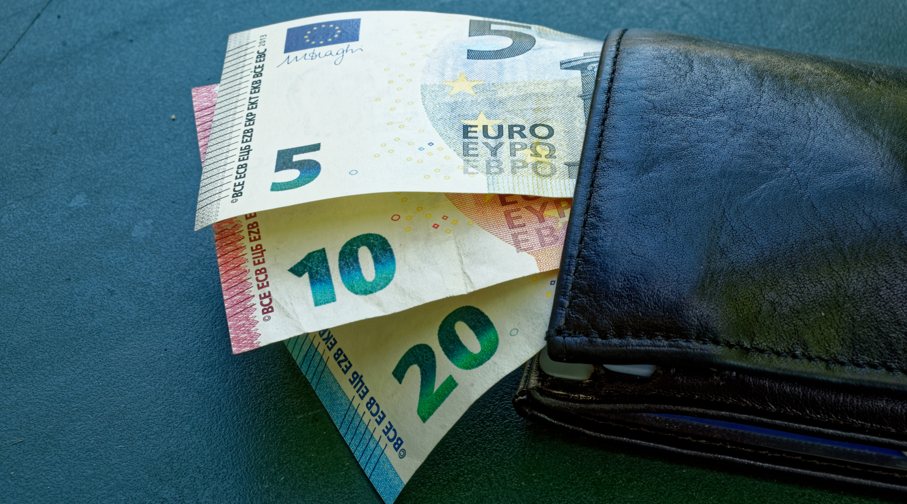 Sui fondi pubblici alle associazioni venatorie la cabina di regia contrattacca Sui fondi pubblici alle associazioni venatorie la cabina di regia contrattacca - portafoglio con banconote