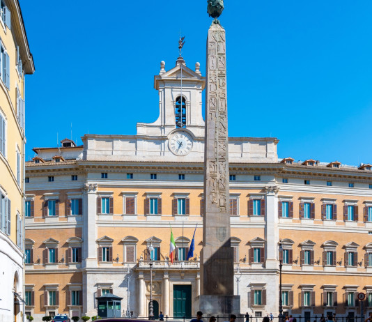 Altre audizioni sul ddl caccia (e fissato termine per gli emendamenti) Altre audizioni sul ddl caccia (e fissato termine per gli emendamenti) - palazzo di Montecitorio, sede della Camera dei deputati
