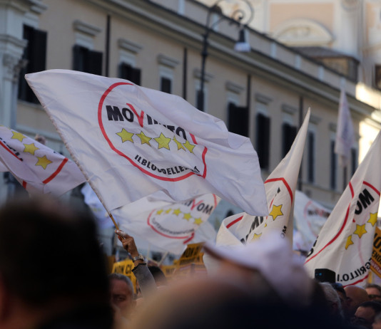 Ddl caccia in commissione Agricoltura, Sergio Costa (5 Stelle): «mattanza istituzionale» Ddl caccia in commissione Agricoltura, Sergio Costa (5 Stelle) «mattanza istituzionale» - bandiere Movimento 5 Stelle