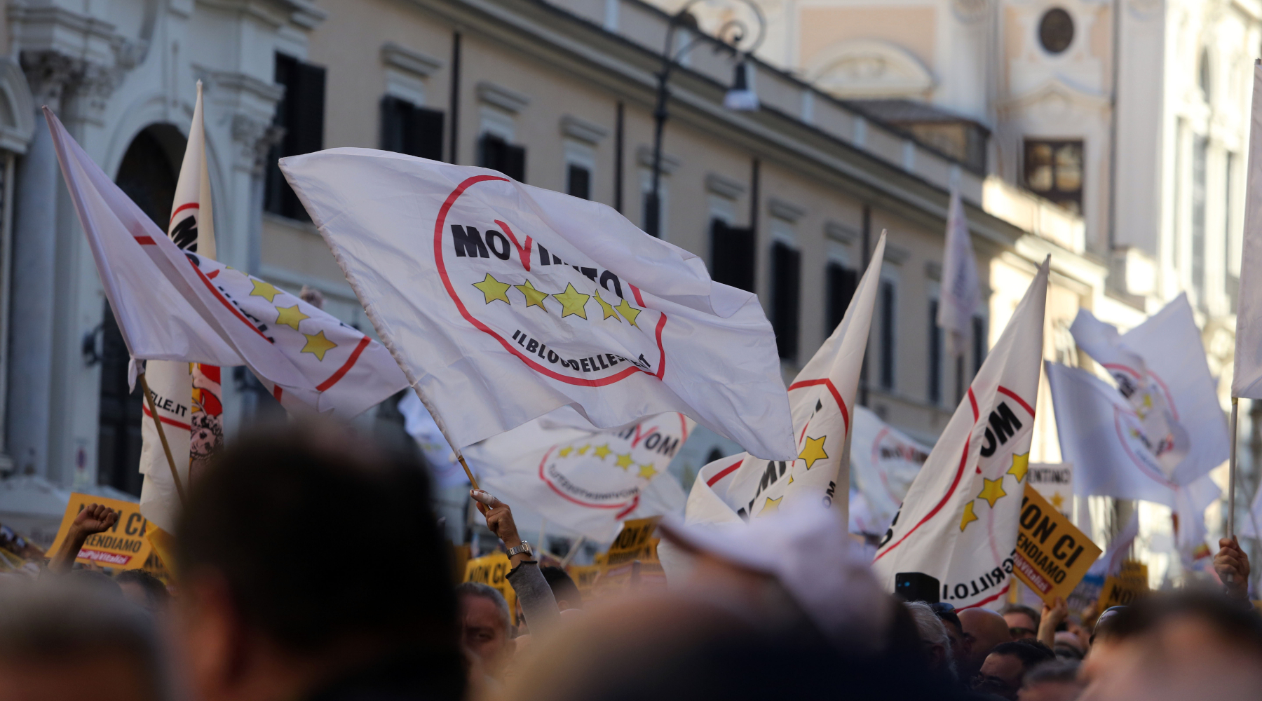 Ddl caccia in commissione Agricoltura, Sergio Costa (5 Stelle) «mattanza istituzionale» Ddl caccia in commissione Agricoltura, Sergio Costa (5 Stelle) «mattanza istituzionale» - bandiere Movimento 5 Stelle