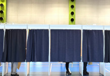 Ab contesta i sondaggi della Fondazione Capellino Ab contesta i sondaggi della Fondazione Capellino - elettori al voto in cabina