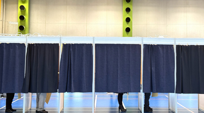 Ab contesta i sondaggi della Fondazione Capellino Ab contesta i sondaggi della Fondazione Capellino - elettori al voto in cabina