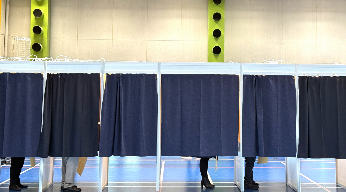 Ab contesta i sondaggi della Fondazione Capellino Ab contesta i sondaggi della Fondazione Capellino - elettori al voto in cabina